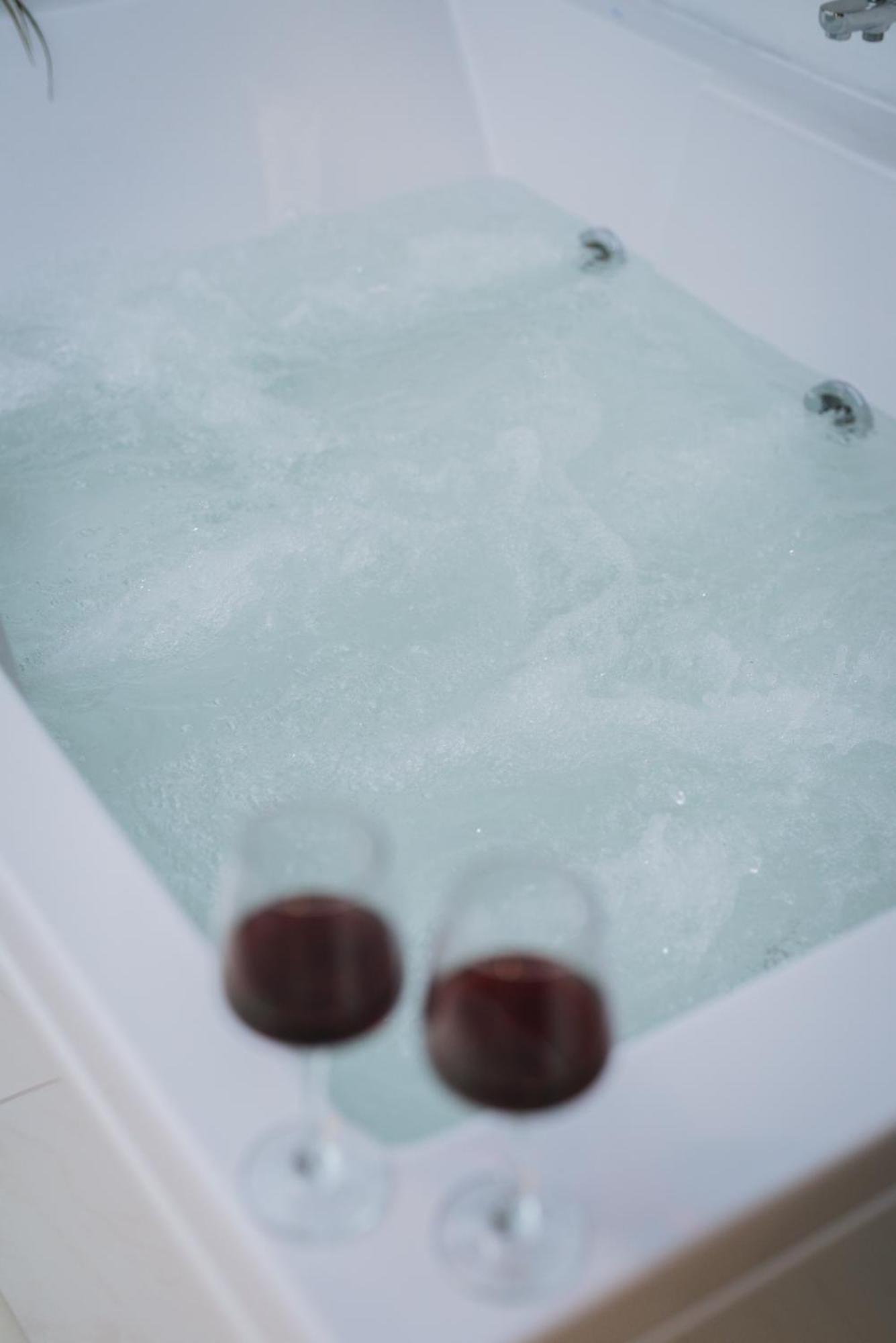 Stylish Apt W Jacuzzi, 5 Min To White Tower Thessaloníki Exteriör bild